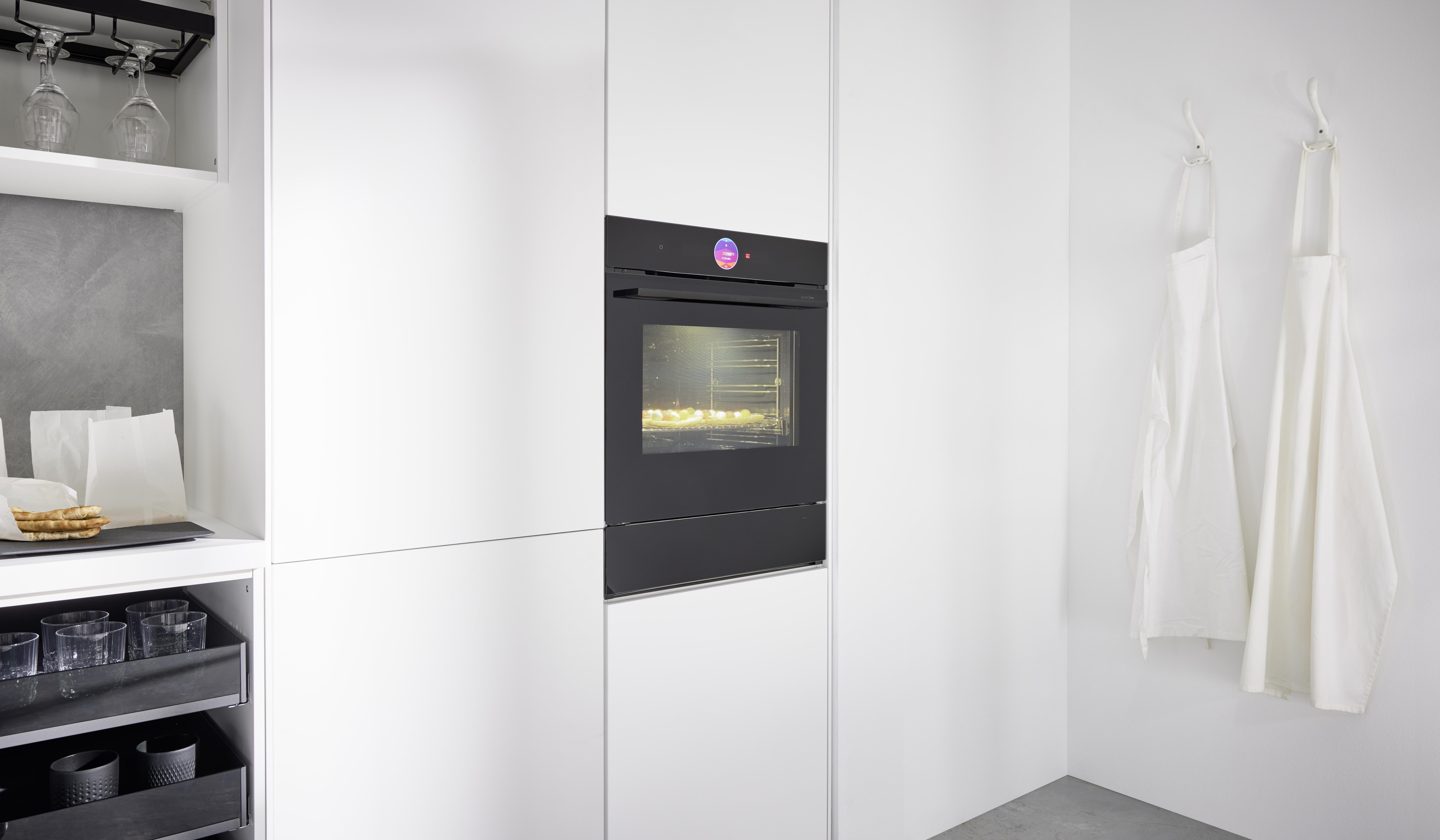 NOBILIA Alpinweiß mit Bosch Geräten - Fokus auf Backofen, Einbaugerät in schwarz mit digitaler Anzeige und Touch