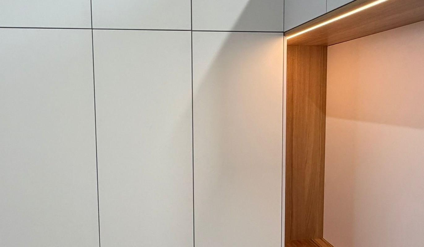 Garderobe Nische beleuchtet weiß Massivholz