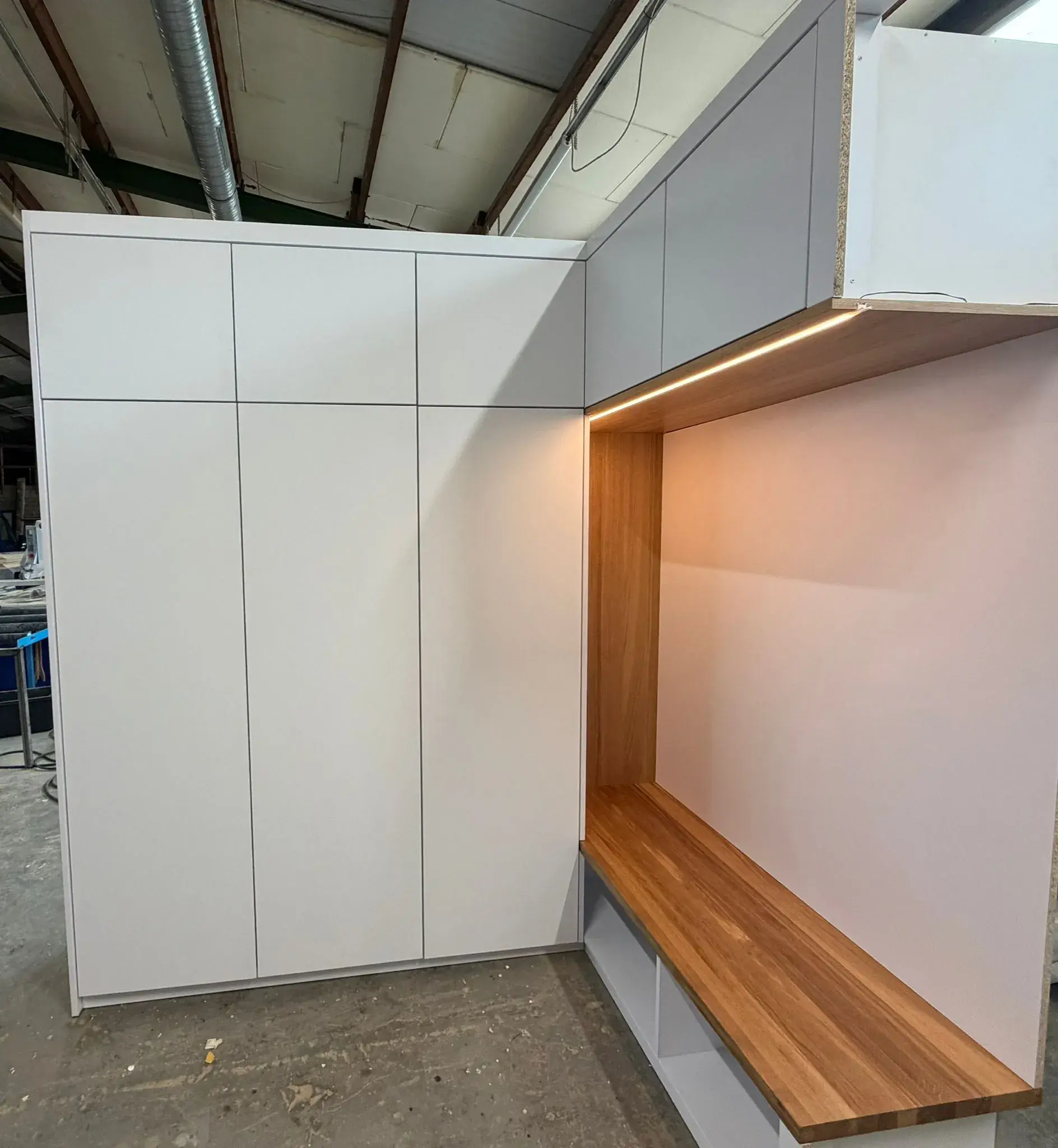 Garderobe beleuchtet Einbauschrank Nischenlösung