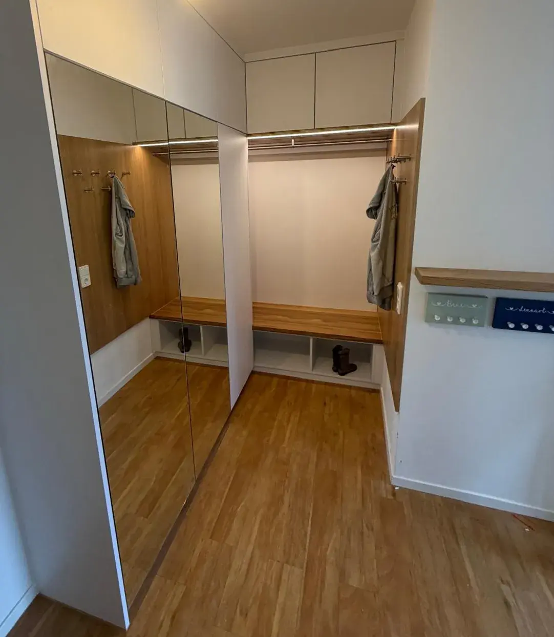 Garderobe beleuchtet Einbauschrank Nischenlösung