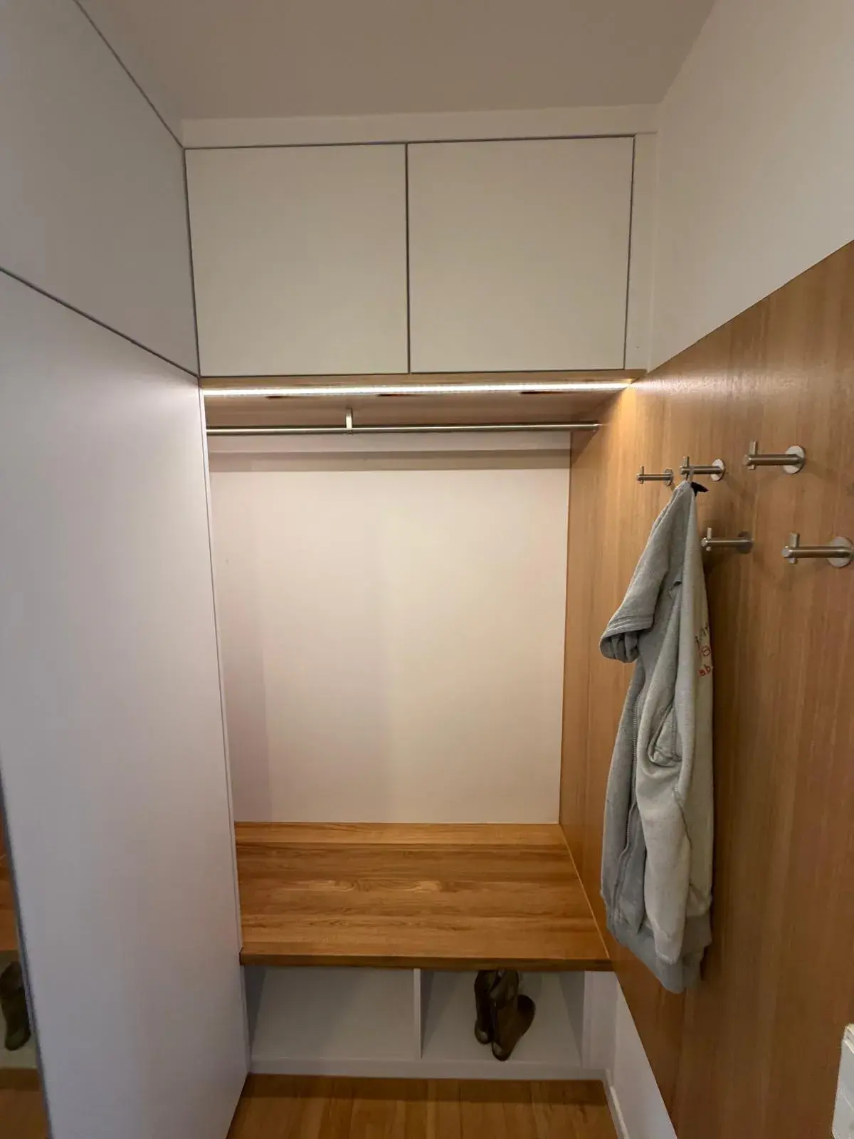 Garderobe beleuchtet Nischenlösung Einbauschrank