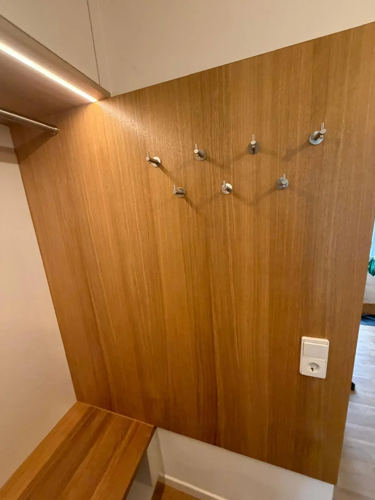 Garderobe beleuchtet Nischenlösung Einbauschrank