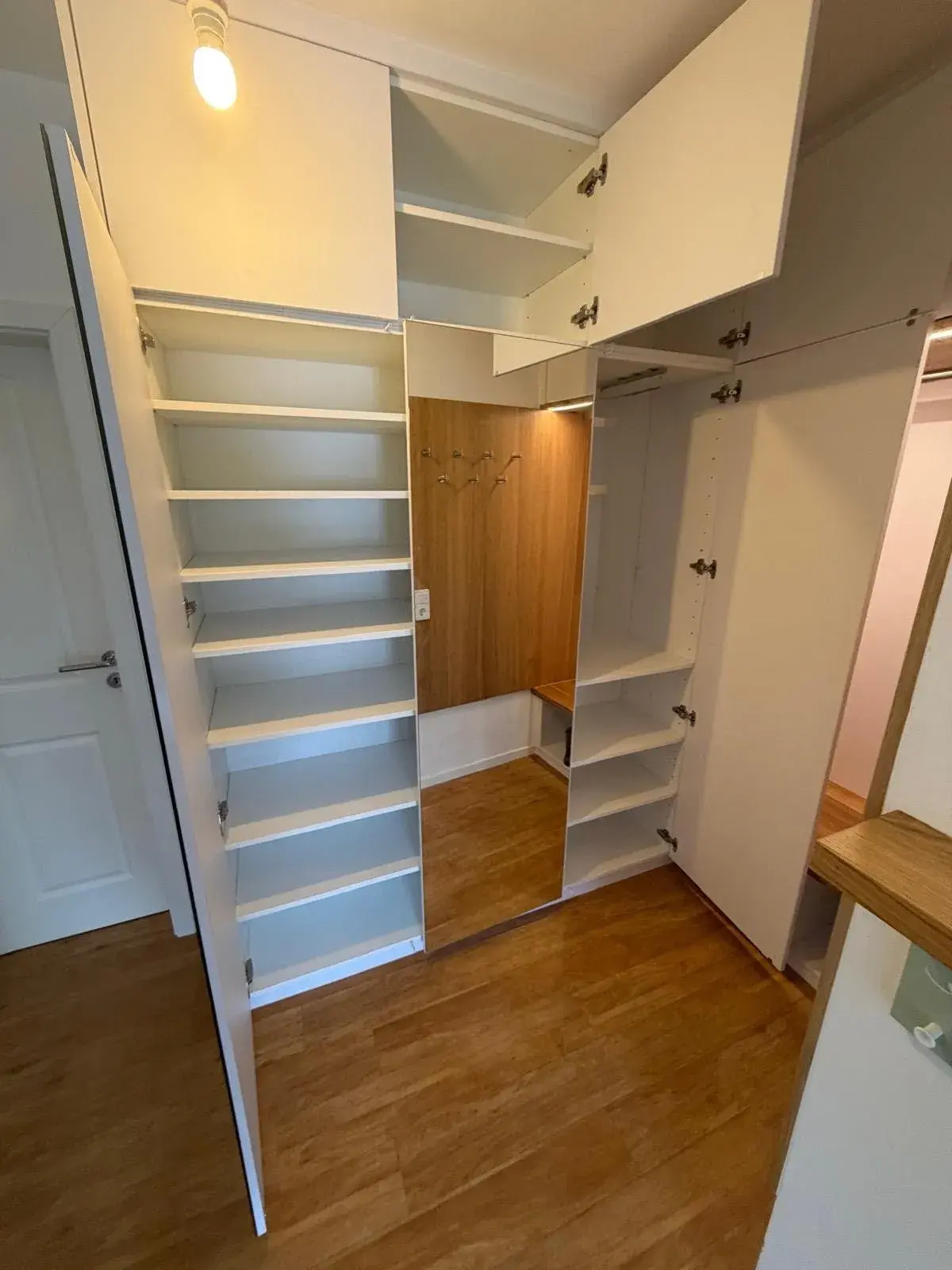 Garderobe beleuchtet Nischenlösung Einbauschrank