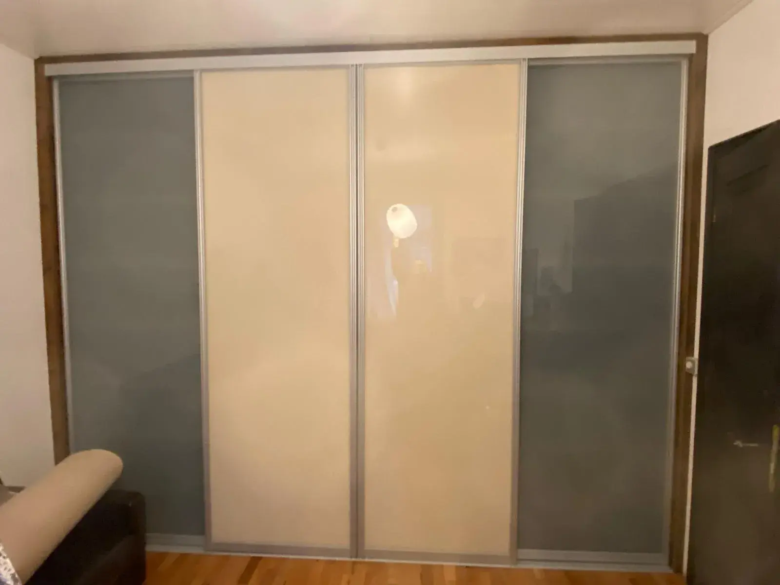 Einbauschrank Glasschiebetüren