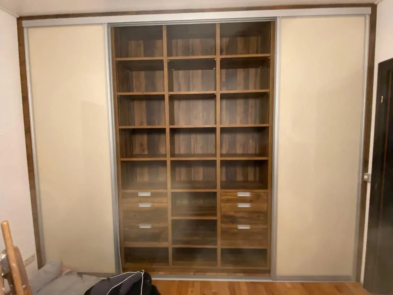 Einbauschrank Bibliothek Schiebetüren Nussbaum