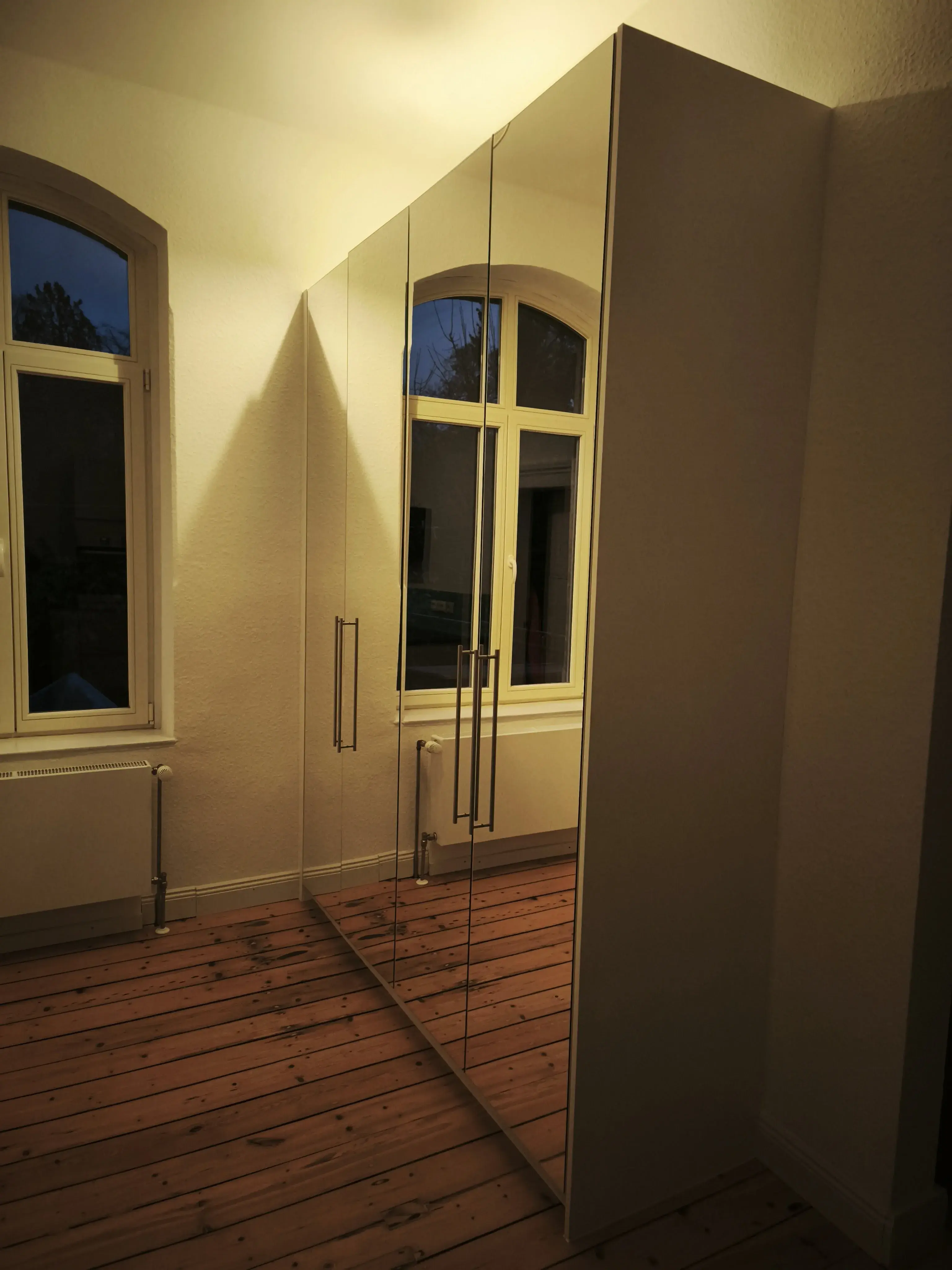 Kleiderschrank mit Spiegelfronten Altbau